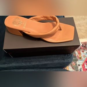 NWT Vince Camuto Sabrinda sandal in Himalayan tan